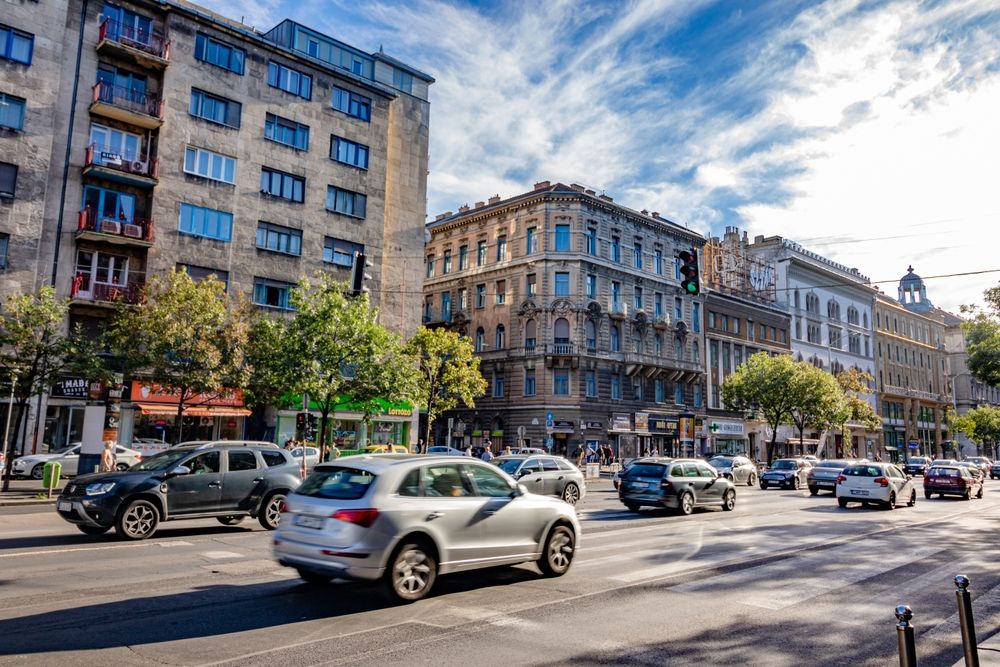 Budapest,,Hungary,-,September,10,,2022:,Rush,Hour,Traffic,In
közlekedés