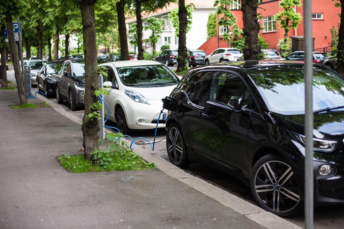 Electric,Car,Charging,Station,In,Oslo.,Eco,Automobile,That,Sparked
. Norvégia világelső az elektromos autók terén 