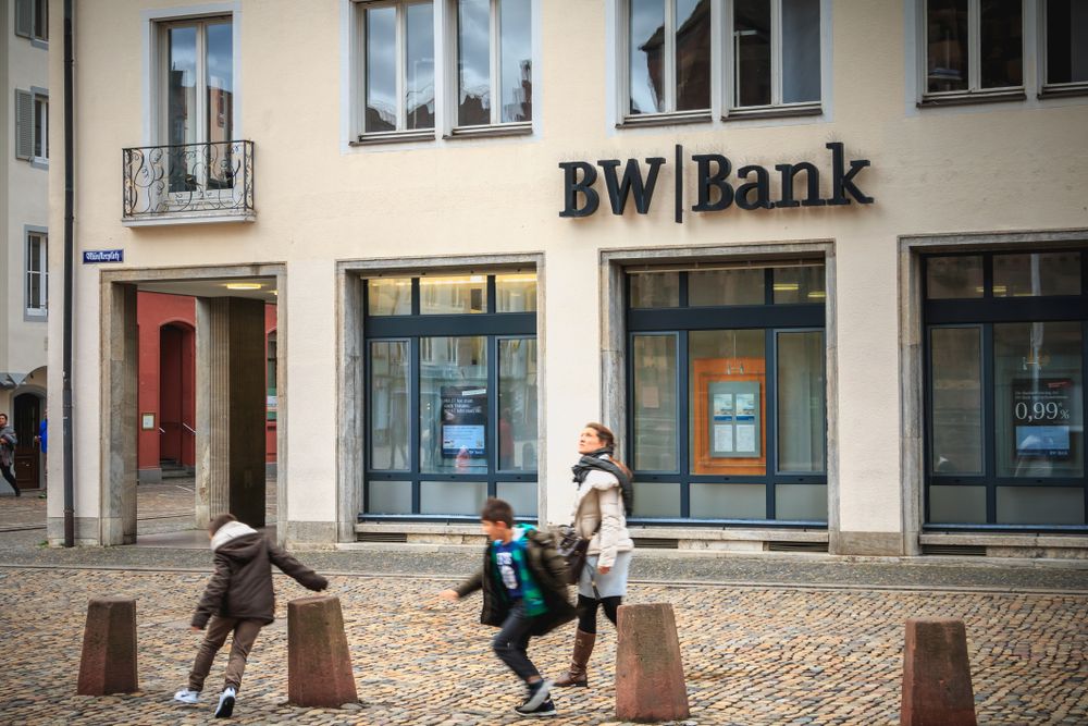 Freiburg,Im,Breisgau,,Germany,-,December,31,,2017:,People,Walking, bank, bankszabályozás