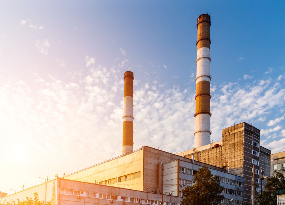 Thermoelectric,Plant,With,Chimney,Towers,On,The,Sky,Background
 Kuba egész területén áramszünet van.