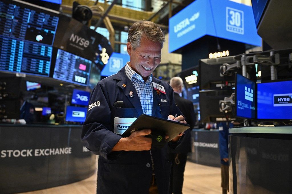 tőzsderali, amerikai tőzsde, S&P 500, Traders work on the floor of the New York Stock Exchange (NYSE) during morning trading in New York on August 23, 2024. US Federal Reserve Chair Chair Jerome Powell said on August 23 that the "time has come" for the US to start cutting interest rates, adding that his "confidence has grown" that the battle against inflation is on track. "The time has come for policy to adjust," he said in a keynote speech at the Jackson Hole Economic Symposium in Wyoming, according to prepared remarks. (Photo by ANGELA WEISS / AFP)