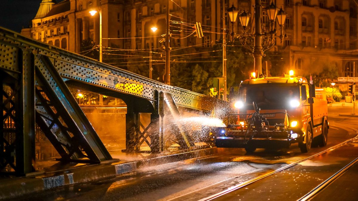 Folytatódik a budapesti hidak őszi megtisztítása, a Szabadság híd következik