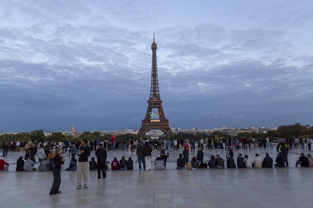 Gazdasági és politikai felfordulás az Eiffel-torony alatt: a francia államkötvényke hozama a spanyol fölé emelkedett, ilyesmi igazán nem szokott történni A general view of tourists on Trocadero with the Eiffel Tower and the Olympic rings in Paris, France, on September 15, 2024. Paris Mayor Anne Hidalgo advocates for keeping a version of the Olympic rings on the Eiffel Tower, while Gustave Eiffel's descendants oppose the idea, arguing that the tower should not become a permanent billboard. (Photo by Luis Boza/NurPhoto via Getty Images) (Photo by Luis Boza/NurPhoto) (Photo by Luis Boza / NurPhoto / NurPhoto via AFP)