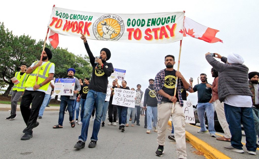 International Students Protest In Brampton, Canada, On September 28, 2024.
Participants walk during a protest rally at an international students' encampment in Brampton, Canada, on September 28, 2024. The encampment is in its 30th day and protests the Canadian government's December 2023 decision to stop offering extensions to international students' post-graduate work permits, which they say forces them to consider moving to the US, applying for refugee status, or applying for a costly labour market impact assessment document allowing employers to hire foreign workers. (Photo by Mike Campbell/NurPhoto) (Photo by Mike Campbell / NurPhoto / NurPhoto via AFP) migráció