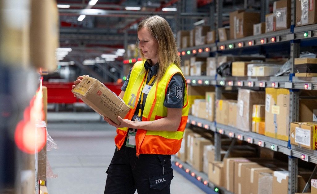 Product safety in the focus of customs
22 May 2024, Saxony, Schkeuditz: Julia Christmann from the customs office at Leipzig Airport inspects a parcel at the DHL hub. The security of imported products is one of the criteria that customs scrutinize more closely at the air freight hub. To ensure this security, a combination of labeling and effective controls is used. Photo: Hendrik Schmidt/dpa (Photo by HENDRIK SCHMIDT / DPA / dpa Picture-Alliance via AFP)