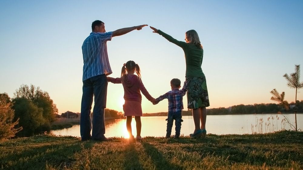 Silhouette,Family,,Including,His,Father,,Mother,And,Two,Children,In orosz