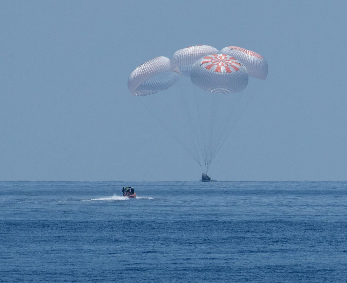 Amerrissage de la capsule Space X dans le Golfe du Mexique ***EXCLUSIVE*** , Újabb fennragadt űrhajósok menekültek meg a Nemzetközi Űrállomásról