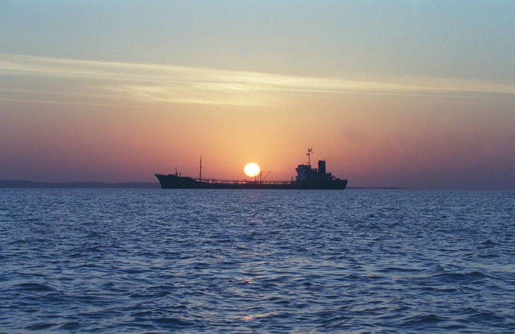 IRAN-SOUTH-QESHM
An Iranian water storage tanker sails off the coast of Qeshm Island 14 February 2001 in the Strait of Hormuz, one of the world's most important waterways.  (FILM)  AFP PHOTO/Henghameh FAHIMI (Photo by HENGHAMEH FAHIMI / AFP) olajár