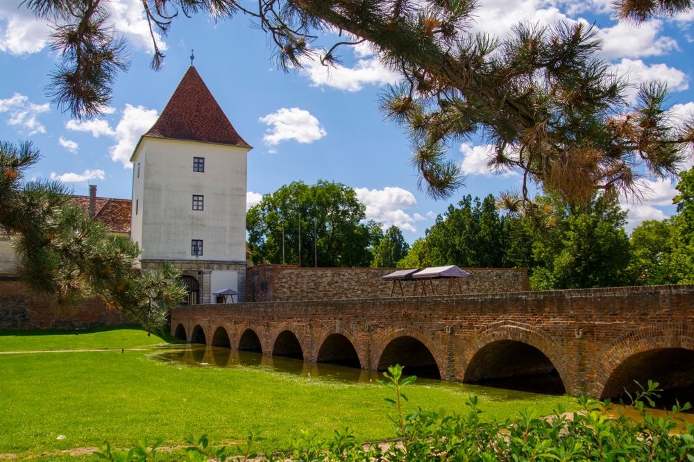 Nadasdy,Castle,Of,Sarvar,In,Hungary,In,Summer
turisztikai desztináció