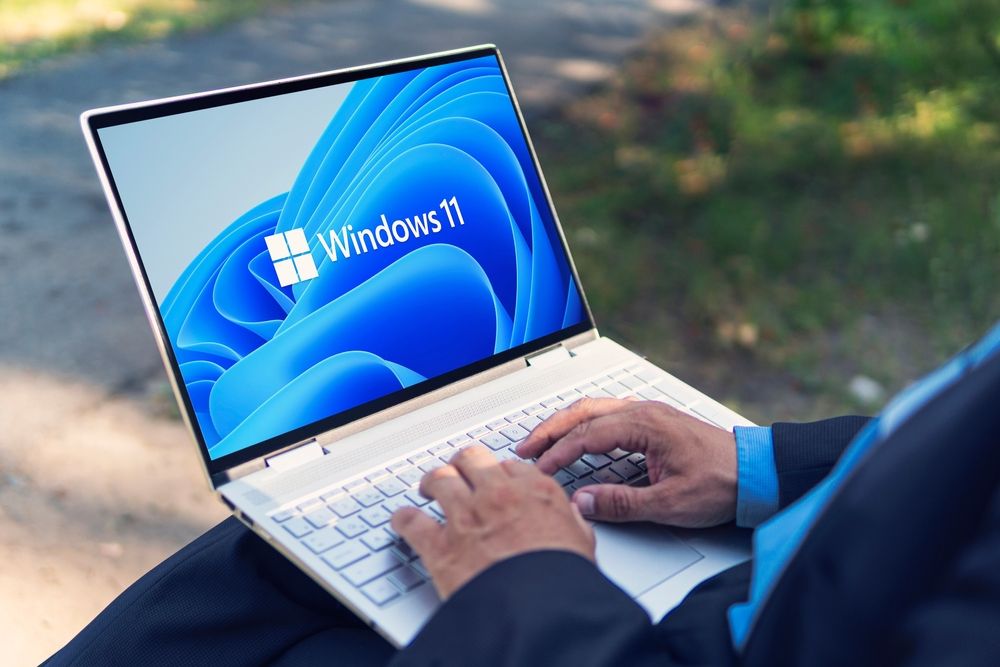 June,23,,2021.,Barnaul,,Russia.,Windows,11,Logo,On,The, A Microsoft aggódik: nem elég népszerű a Windows 11 és közeledik a nagy átállás