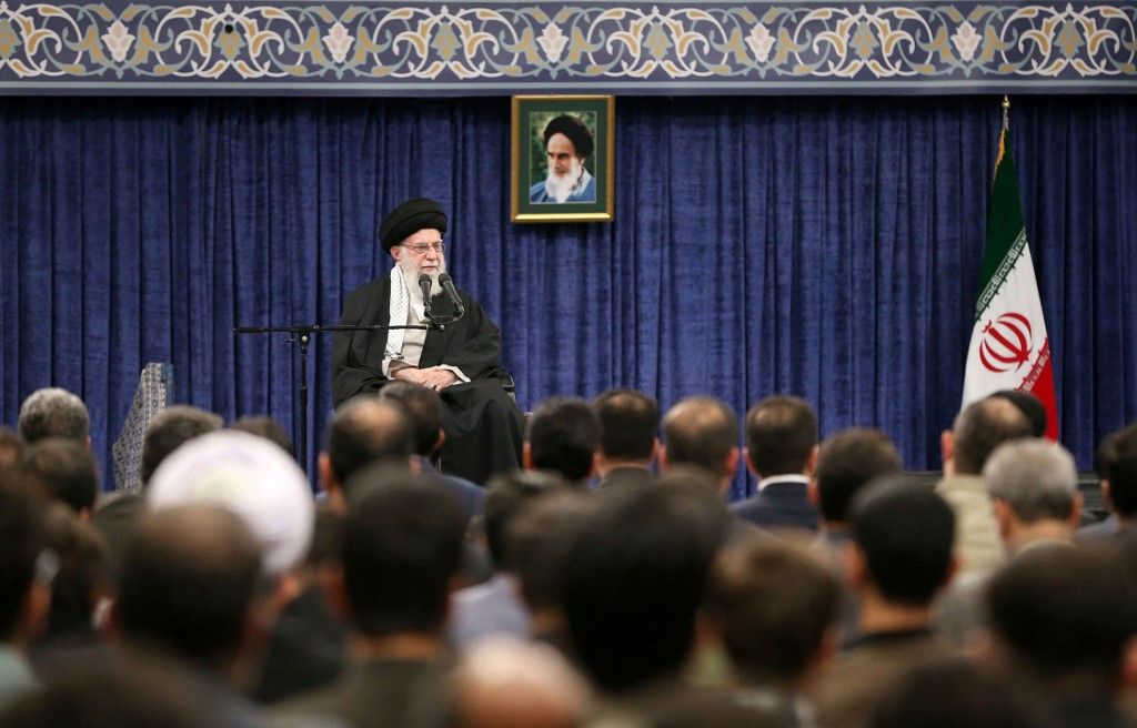 Iran’s Supreme Leader, Ayatollah Ali KhameneiTEHRAN, IRAN - OCTOBER 02: (----EDITORIAL USE ONLY – MANDATORY CREDIT - 'IRANIAN LEADER PRESS OFFICE / HANDOUT' - NO MARKETING NO ADVERTISING CAMPAIGNS - DISTRIBUTED AS A SERVICE TO CLIENTS----) Iran’s Supreme Leader, Ayatollah Ali Khamenei greets crowd during a program held following the killing of Hezbollah leader Hassan Nasrallah in an Israeli attack and subsequent Iranian strikes at the Imam Khomeini Husseiniyah in Tehran, Iran on October 02, 2024. Iranian Leader Press Office/Handout / Anadolu (Photo by Iranian Leader Press Office/Hand / ANADOLU / Anadolu via AFP) hámeini ajatollah, irán