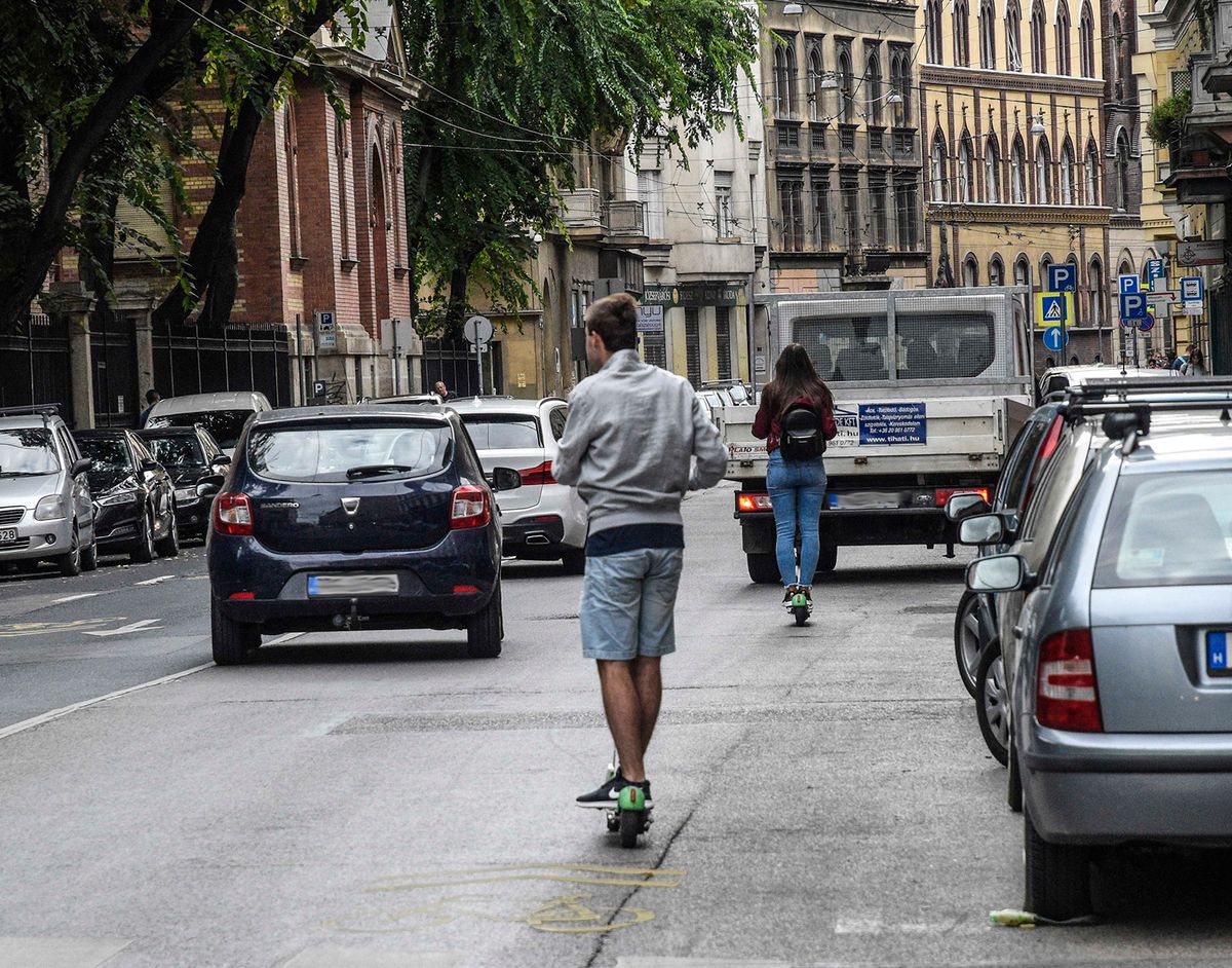 Budapest, 2021. szeptember 18.Kölcsönözhető elektromos rollerekkel közlekedő fiatalok a főváros VIII. kerületében, a Baross utcában.MTVA/Bizományosi: Róka László ***************************Kedves Felhasználó!Ez a fotó nem a Duna Médiaszolgáltató Zrt./MTI által készített és kiadott fényképfelvétel, így harmadik személy által támasztott bárminemű – különösen szerzői jogi, szomszédos jogi és személyiségi jogi – igényért a fotó szerzője/jogutódja közvetlenül maga áll helyt, az MTVA felelőssége e körben kizárt.