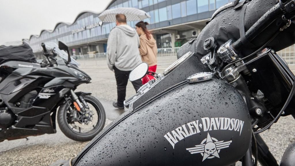motor Closing of the Hamburg Harley Days30 June 2024, Hamburg: Visitors walk past motorcycles with umbrellas during the Hamburg Harley Days at the wholesale market. Photo: Georg Wendt/dpa (Photo by Georg Wendt / DPA / dpa Picture-Alliance via AFP) Harley-Davidson
