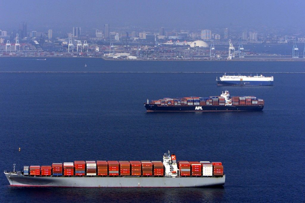 US-DOCK WORKERS STRIKE-SHIPS
Cargo ships queue offshore to enter the docks at the Port of Los Angeles in Long Beach 10 October, 2002. Dock workers were slowly trying to clear a dizzying backlog of cargo from congested US west coast ports just hours after paralyzed dockyards were reopened following White House intervention. Thousands of unionized workers were starting to load and unload the cargoes of more than 200 ships and thousands of lorries that have been stranded off the US pacific coast and outside 29 idled dockyards for the past 11 days because of a labor dispute. AFP PHOTO/Hector MATA (Photo by HECTOR MATA / AFP)kikötői sztrájk