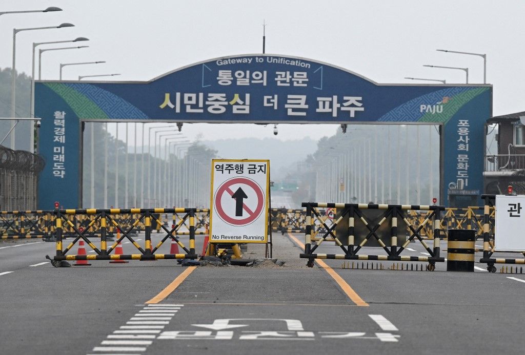 Barricades are seen at a military checkpoint on the Tongil bridge, the road leading to North Korea's Kaesong city, in the border city of Paju on October 15, 2024. South Korea's military said it conducted "counter-fire" operations on October 15, near the heavily fortified border with the North after Pyongyang's military blew up sections of roads linking the two countries. (Photo by JUNG YEON-JE / AFP)
Észak-Korea, Dél-Korea