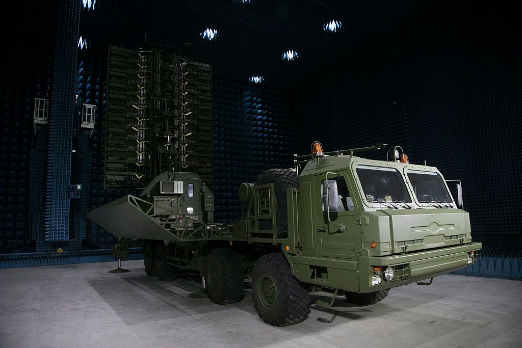 NIZHNY NOVGOROD, RUSSIA - MARCH,29 (RUSSIA OUT) A general view of Nebo-M ("Paradise M" radar mobile complex is seen at the 70th Victiry Anniversary Plant, of a newly built military plant of Russian missile manufacturer Almaz-Antey in Nizhny Novgorod, Russia, March,29,2016. Putin is having a one day visit to Nizhny Novgorod to open a new military plant. (Photo by Mikhail Svetlov/Getty Images)
fegyver