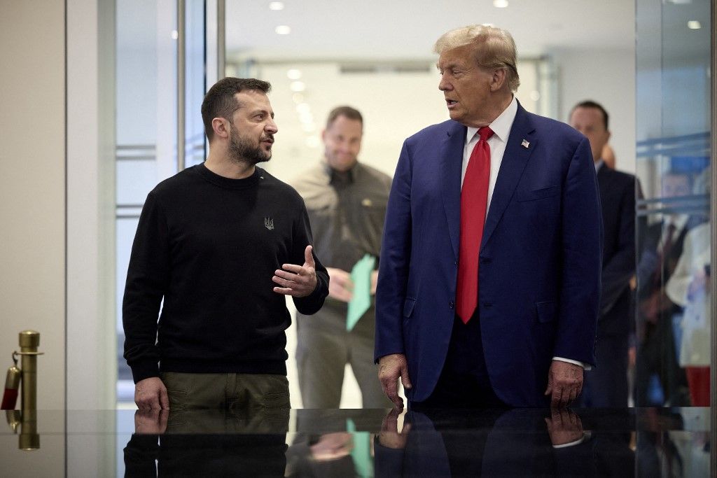 This handout photograph released by the Ukrainian presidential press service on September 27, 2024 shows Ukrainian President Volodymyr Zelensky (L) and Republican presidential nominee former US President Donald Trump meeting on September 27, 2024 in New York. The meeting coincides with Zelensky's visit to New York for the United Nations General Assembly. (Photo by Handout / UKRAINIAN PRESIDENTIAL PRESS SERVICE / AFP) / RESTRICTED TO EDITORIAL USE - MANDATORY CREDIT "AFP PHOTO / UKRAINIAN PRESIDENTIAL PRESS SERVICE" - NO MARKETING NO ADVERTISING CAMPAIGNS - DISTRIBUTED AS A SERVICE TO CLIENTS Biros Johnson