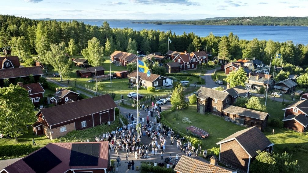 SWEDEN MIDSUMMER
LEKSAND, SWEDEN 20240620
People dance around a maypole during the traditional Midsummer celebration in the small village of Hjulback by the lake Siljan in Dalarna, Sweden, on June 20, 2024, the day before Midsummer Eve.
Photo: Ulf Palm / TT / Code 9110 (Photo by ULF PALM / TT NEWS AGENCY / TT News Agency via AFP)