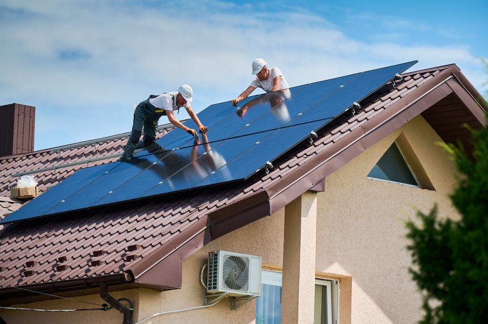 Workers,Building,Photovoltaic,Solar,Panel,System,On,Rooftop,Of,House.
energiahatékony ingatlan