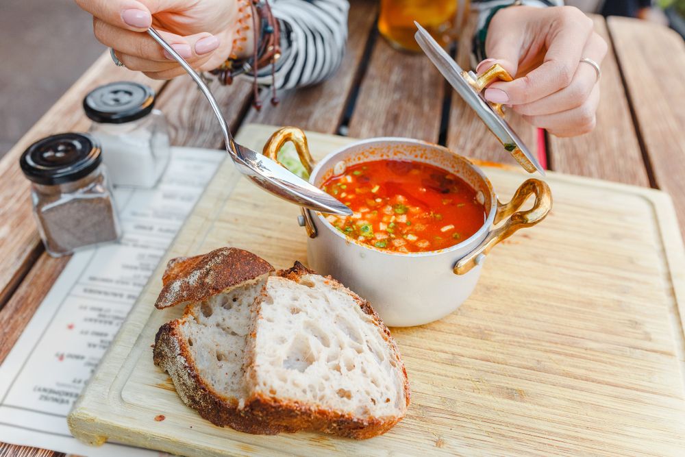 Traditional,Hungarian,Goulash,Soup,With,A,Beautiful,Serving,In,The
Ínyenc fogásokkal vár az Országos Étterem Hét