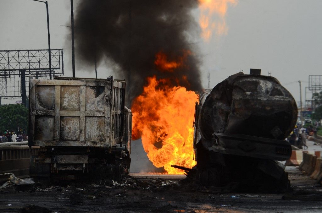 Fuel Tanker Fire On Lagos Ibadan Express Road robbanás