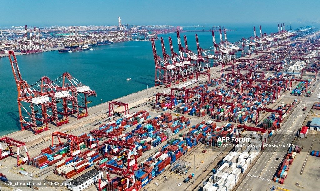 China (Shandong) Pilot Free Trade Zone Qingdao Aera
Cargo ships load and unload containers in the Qingdao area of the China (Shandong) Pilot Free Trade Zone in Qingdao, China, on October 8, 2024. (Photo by Costfoto/NurPhoto) (Photo by CFOTO / NurPhoto / NurPhoto via AFP) kínai gazdaság