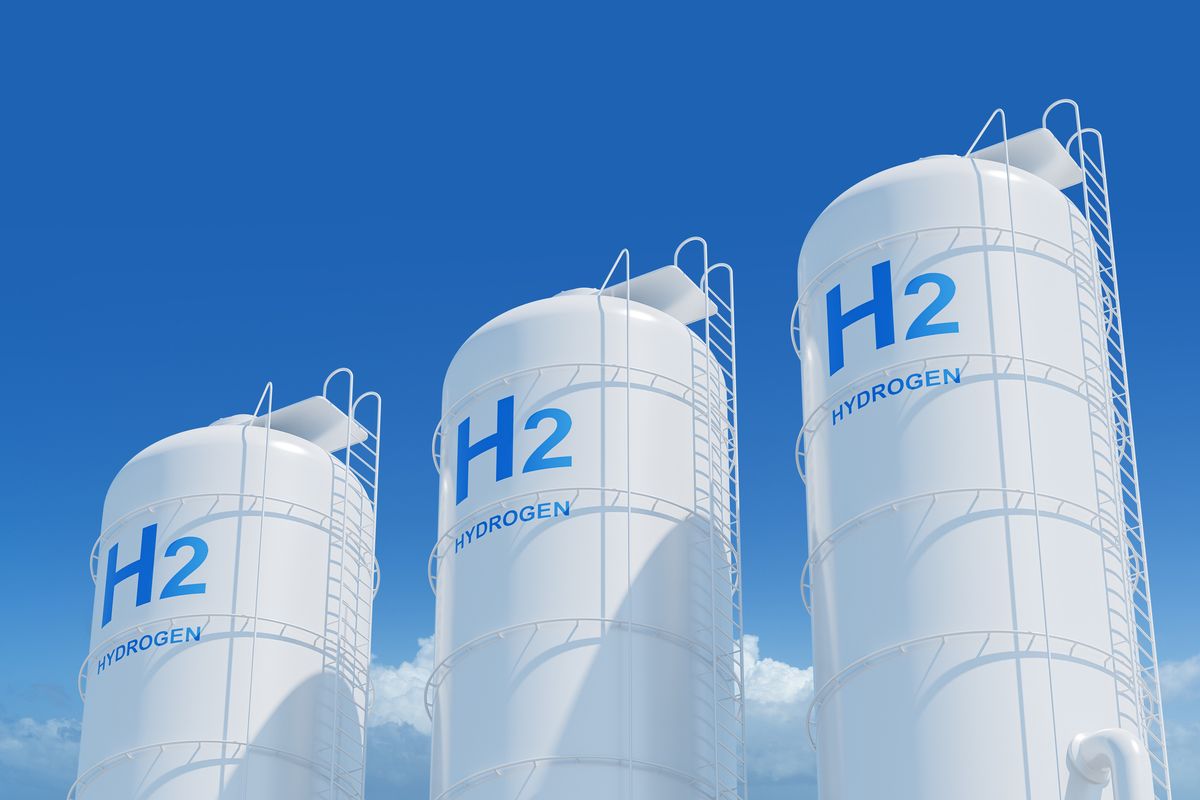 Large storage tanks with H2 and HYDROGEN labels on a blue sky background, representing hydrogen energy storage concept. 3D Rendering, hidrogén