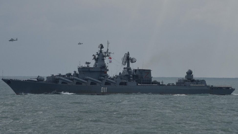 (221227) -- ABOARD DESTROYER JINAN, Dec. 27, 2022 (Xinhua) -- Helicopters from Chinese and Russian navies fly near Russian cruiser Varyag after a joint naval exercise, Joint Sea 2022, in the East China Sea on Dec. 27, 2022. Chinese and Russian navies concluded the seven-day joint naval exercise Tuesday in the East China Sea. TO GO WITH "China, Russia conclude joint naval exercise" (Xinhua/Li Yun) (Photo by Li Yun / XINHUA / Xinhua via AFP)