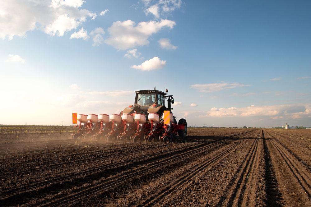 Farmer,With,Tractor,Seeding,-,Sowing,Crops,At,Agricultural,Field., búza