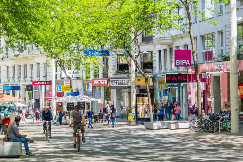 Ausztria Vienna,,Austria,-,May,23,,2016:,Bicyclists,And,People,Shopping