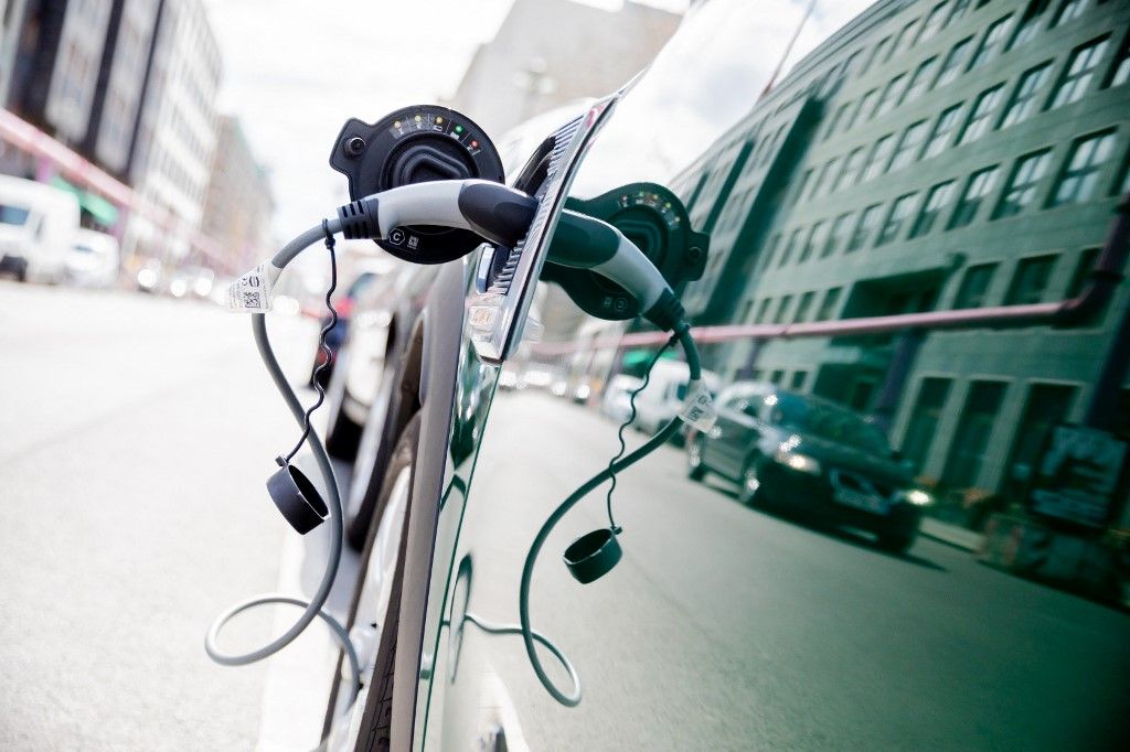 elektromos autók olcsó németország16 April 2021, Berlin: A car with plug-in hybrid drive charges at a charging station in Berlin-Mitte. The international auto show in China is held alternately in Shanghai and Beijing, this year from April 21 to 28 in Shanghai. Photo: Christoph Soeder/dpa (Photo by Christoph Soeder / DPA / dpa Picture-Alliance via AFP)