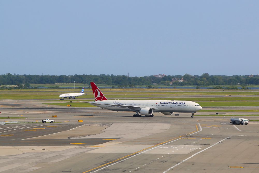 New,York,-,July,22:,Turkish,Airlines,Boeing,777,Taxing
kényszerleszállás, Turkish Airlines