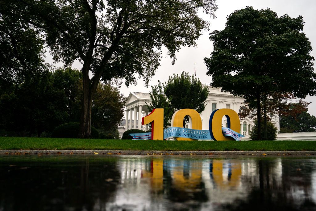 The White House Marks former President Jimmy Carter's 100th Birthday
WASHINGTON, DC - OCTOBER 1: A sign celebrating the 100th birthday of former President Jimmy Carter, is seen on the North Lawn of the White House on October 1, 2024 in Washington, DC. Carter, who entered hospice care at home in February 2023, became the first former U.S. president to live to 100. The 39th president, who served from 1977 to 1981, he is the longest-lived former chief executive in U.S. history. (Photo by Kent Nishimura/Getty Images) várható élettartam