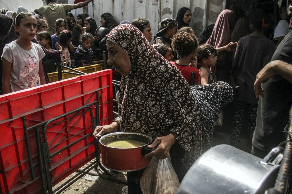 Hot meals distributed to displaced Palestinians in Gaza
GAZA CITY, GAZA - SEPTEMBER 24: Palestinians, who took refuge at Jabalia refugee camp due to Israeli attacks, form a long queue to receive food, distributed by a charity organization in Gaza City, Gaza on September 24, 2024. Mahmoud Issa / Anadolu (Photo by Mahmoud Issa / ANADOLU / Anadolu via AFP) Gázai övezet