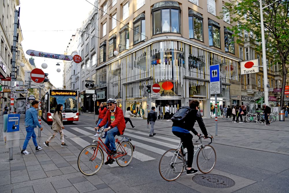 Vienna,,Austria,-,May,,2019:,The,Shopping,Street,Mariahilfer,Straße
munkanélküliség