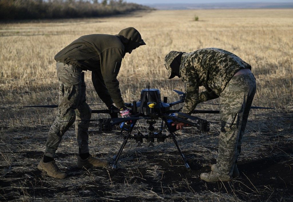 Ukrainian servicemen of the 30th separate mechanized brigade prepare to run tests flights of a hexacopter drone ahead of battle mission in the eastern Donetsk region on October 22, 2024, amid the Russian invasion of Ukraine. (Photo by Genya SAVILOV / AFP)
orosz-ukrán háború