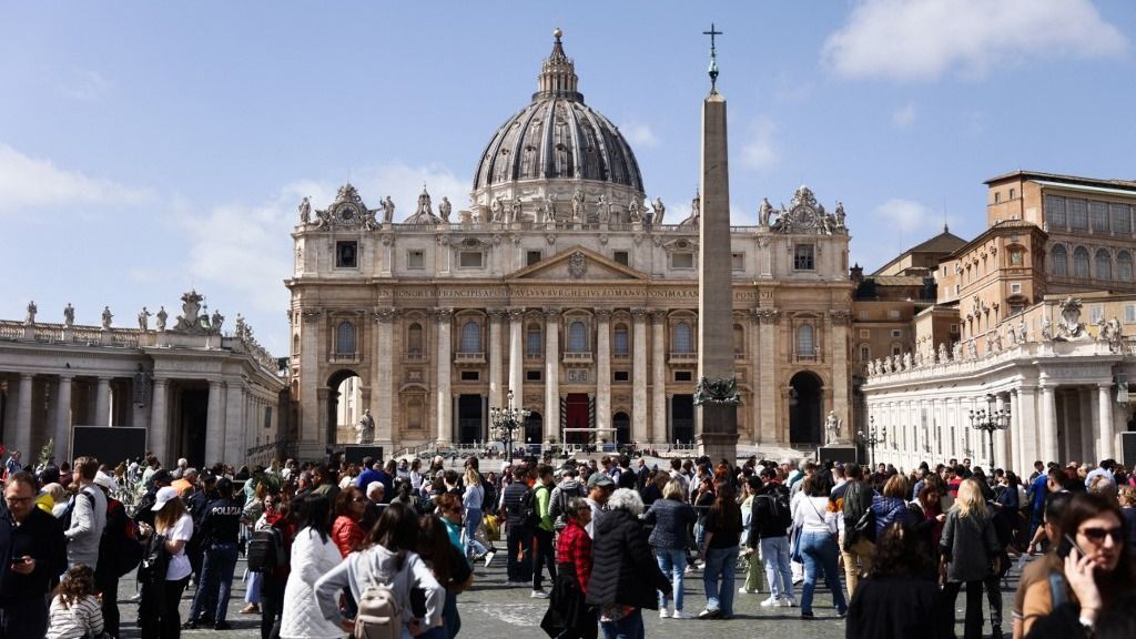 A view of the Saint Peter's Basilica after Palm Sunday mass at Saint Peter's Square in Vatican on March 24, 2024. (Photo by Jakub Porzycki/NurPhoto) (Photo by Jakub Porzycki / NurPhoto / NurPhoto via AFP) katolikus