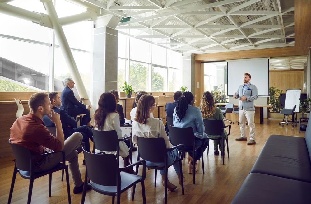 Young,Berded,Man,Speaking,On,A,Business,Training,Standing,In