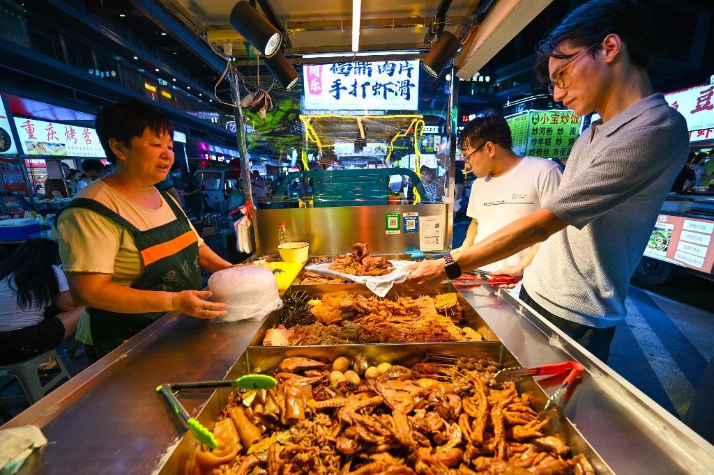 Night Market in Nanjing
People are tasting food at the illuminated Longhu Zijin Night Market in Nanjing, China, on August 9, 2024. (Photo by Costfoto/NurPhoto) (Photo by CFOTO / NurPhoto / NurPhoto via AFP) kínai gazdaság