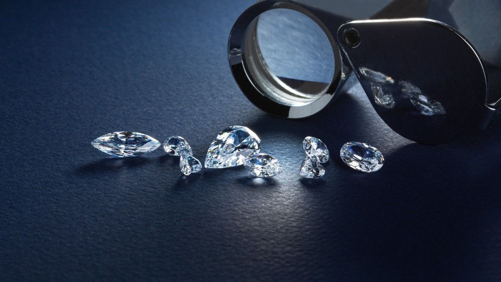 Close,Up,Of,Diamonds,Various,Cuts,And,Sizes,At,Workplace