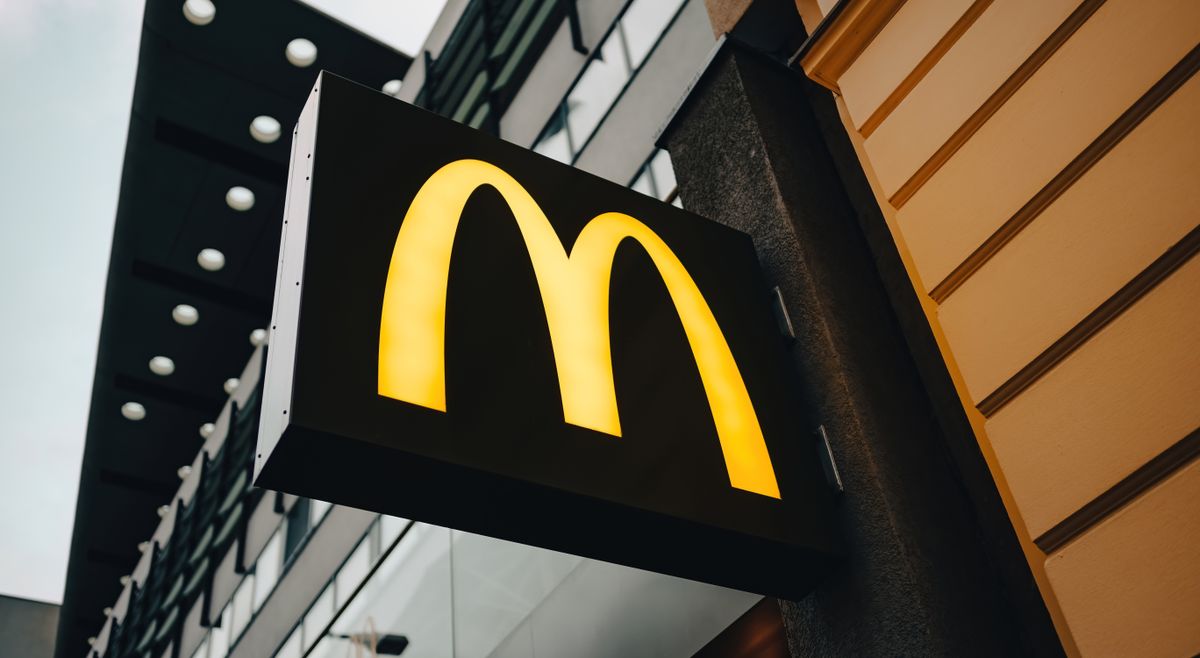 McDonald's sign on a billboard, Hódít a felnőtt Happy Meal Menü – hozzánk is nemsokára megérkezhet a McDonald's újdonsága 