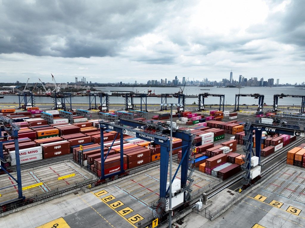 NEW JERSEY, UNITED STATES - OCTOBER 2: An aerial view of the motionless cargo ships, containers and trucks at the Newark Port as a nationwide dockworkers' strike disrupts supply chains in New Jersey, United States on October 02, 2024. Lokman Vural Elibol / Anadolu (Photo by Lokman Vural Elibol / ANADOLU / Anadolu via AFP) kikötői sztrájk