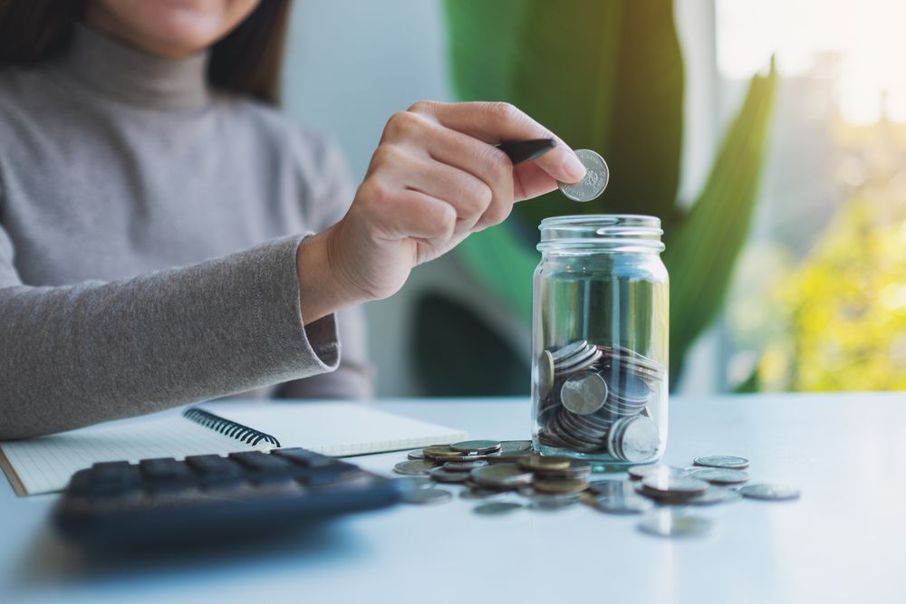 Closeup,Image,Of,A,Woman,Putting,Coins,In,A,Glass
megtakarítás, öngondoskodás, lakosság