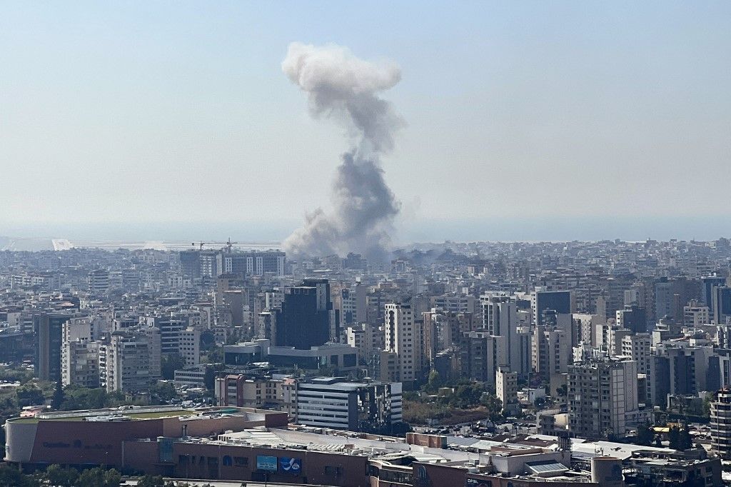 Smoke rises from the site of an Israeli airstrike that targeted a neighbourhood in Beirut's southern suburbs on October 8, 2024.  
tűzszünet
(Photo by Mohamed ABOUELENEN / AFP)