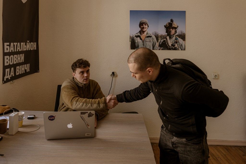 Recruiting Center of Da Vinci Wolves Battalion from Ukrainian Army in Kyiv
KYIV, UKRAINE - APRIL 10 : Maksym, a former actor in charge of the recruiting center, talks to Dmytro Jasynok from Sumy who decided to voluntarily join the unit after a bomb fell 100 meters from his home, at Recruiting Center of Da Vinci Wolves Battalion from Ukrainian Army in Kyiv, Ukraine on April 10, 2024. After the president Zelenskyy signed new mobilization law in Ukraine, military conscription age is lowered from 27 to 25 in an effort to replenish its depleted ranks after more than two years of war. Andre Luis Alves / Anadolu (Photo by Andre Luis Alves / ANADOLU / Anadolu via AFP)
ukrán toborzás mozgósítás