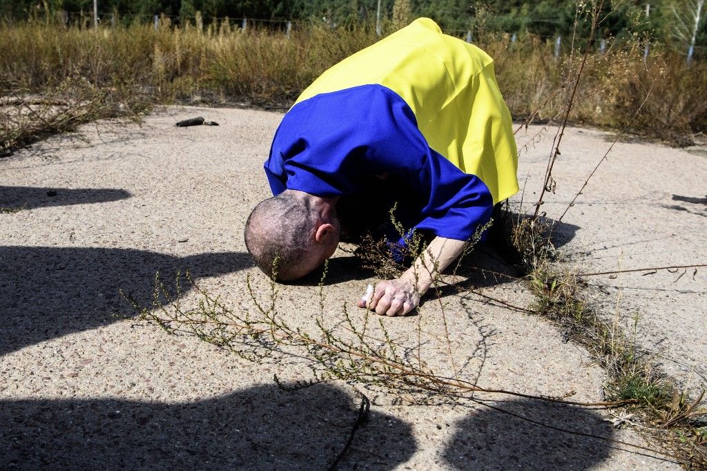 49 Ukrainians Return Home Following Prisoners Of War Swap With Russia
A Ukrainian prisoner of war (POW) reacts as he exits a bus as forty-nine civilian and military Ukrainians return to Ukraine from captivity in Chernihiv Region, Ukraine, on September 13, 2024. (Photo by Maxym Marusenko/NurPhoto) (Photo by Maxym Marusenko / NurPhoto / NurPhoto via AFP)
hadifogoly