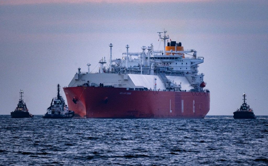 LNG tanker arrives at the "German Baltic" energy terminal, Joe Biden szavára tovább drágult az olaj – sok múlik Izraelen