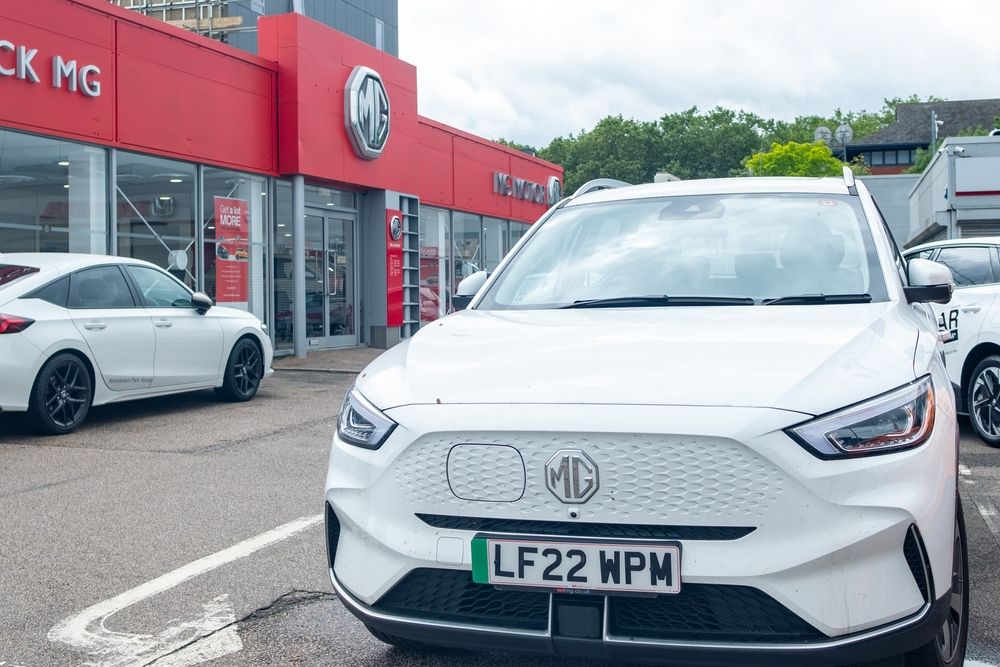 London-,July,31,,2023:,Mg,Car,Parked,On,Showroom,Forecourt
Túl szigorú a brit szabályozás, bajban a villanyautó-gyártók