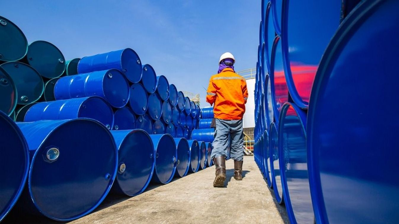 Male,Worker,Inspection,Record,Drum,Oil,Stock,Barrels,Blue,Horizontal olajár