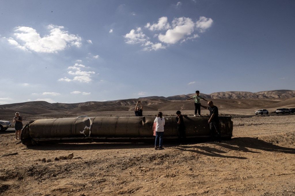 Israelis inspect debris of Iranian missile after it falls in Arad
ARAD, ISRAEL - OCTOBER 2: Israelis inspect debris of a missile fired from Iran to Israel after it falls on an area in Arad, Israel on October 2, 2024 Mostafa Alkharouf / Anadolu (Photo by Mostafa Alkharouf / ANADOLU / Anadolu via AFP) izrael, irán